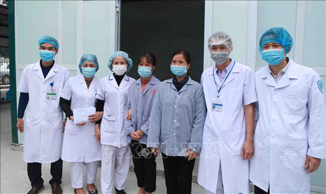 Hai bệnh nhân xuất viện cùng với cán bộ y bác sĩ Phòng khám Đa khoa khu vực Quang Hà.