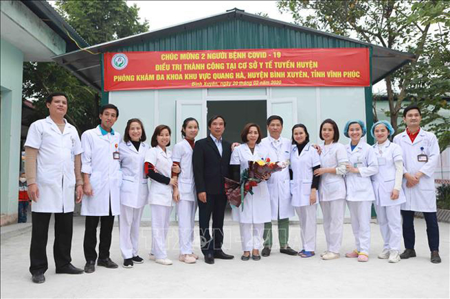 Cán bộ y bác sĩ Phòng khám Đa khoa khu vực Quang Hà.