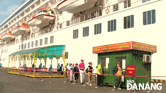 Khách quốc tế trên tàu biển Crystal Symphony làm thủ tục nhập cảnh để tham quan Đà Nẵng ngày 20-2. 						              Ảnh: P.V
