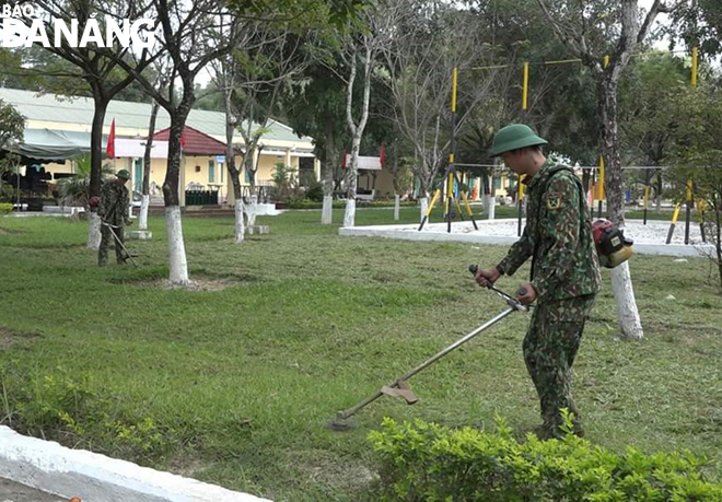 Các đơn vị lực lượng vũ trang thành phố tiến hành phun thuốc diệt khuẩn bảo đảm an toàn vệ sinh phòng dịch trong doanh trại. 											      Ảnh: HỒNG HẠNH