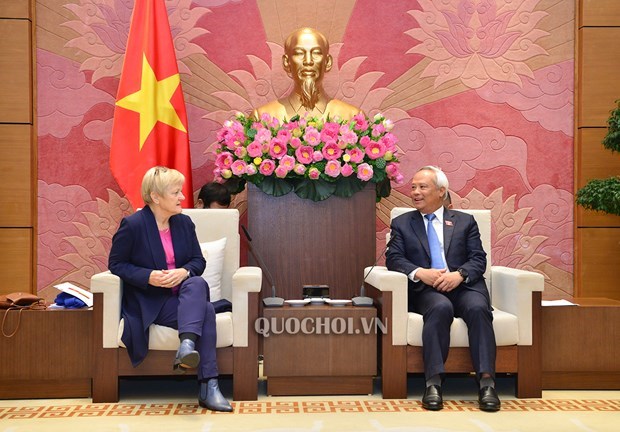 Vice Chairman of the National Assembly Uong Chu Luu (R) receives Renate Künast, Chairwoman of the Bundestag (federal parliament)’s Parliamentary Friendship Group for Relations with the ASEAN States (Photo: Quochoi.vn)