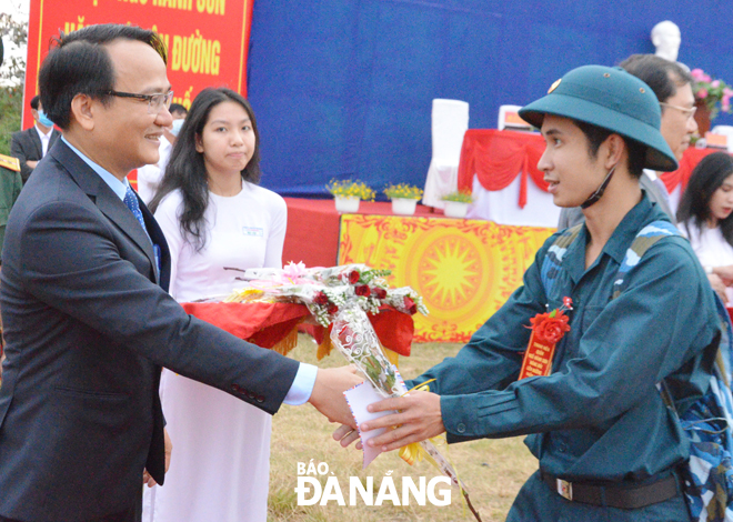 Bí thư Quận ủy Ngũ Hành Sơn Nguyễn Đình Vĩnh tặng hoa chúc mừng các tân binh.  							             Ảnh: NGỌC PHÚ