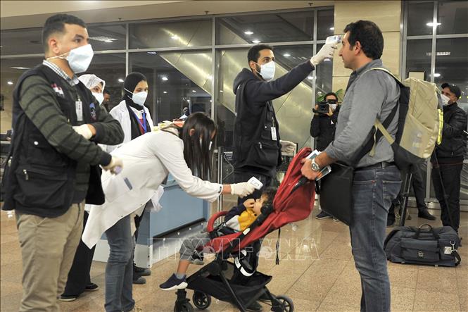 Kiểm tra thân nhiệt nhằm ngăn chặn virus Corona lây lan tại sân bay quốc tế Cairo, Ai Cập ngày 1/2. Ảnh: AFP/TTXVN