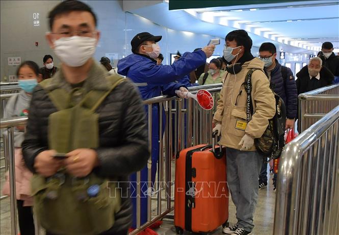 Kiểm tra thân nhiệt của hành khách tại nhà ga tàu hỏa ở thành phố Nam Xương, tỉnh Giang Tây, Trung Quốc ngày 6-2. Ảnh: THX/TTXVN