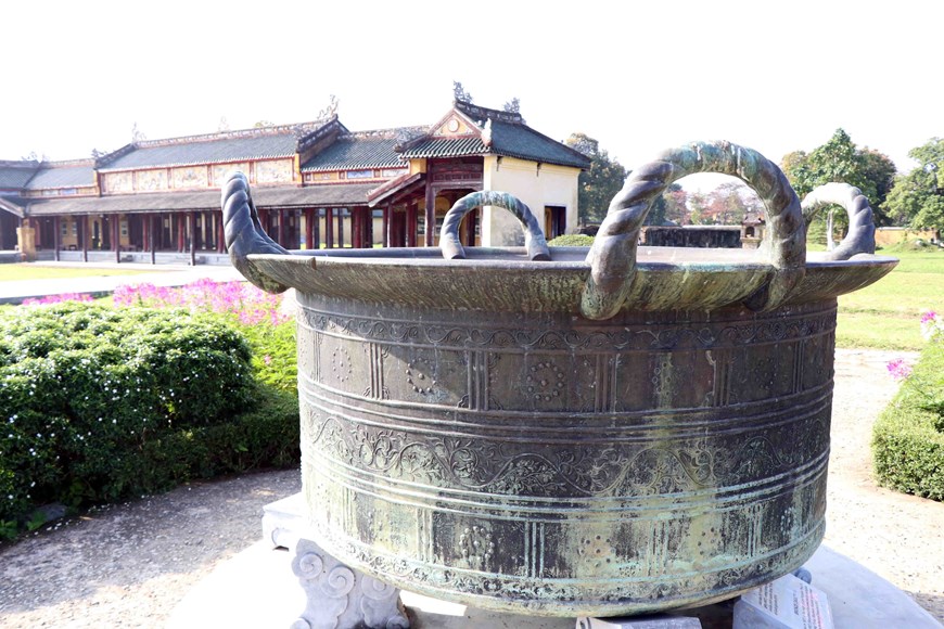 Vạc đồng được đúc năm 1659 thời chúa Nguyễn Phúc Tần.(Ảnh: Đỗ Trưởng/TTXVN)
