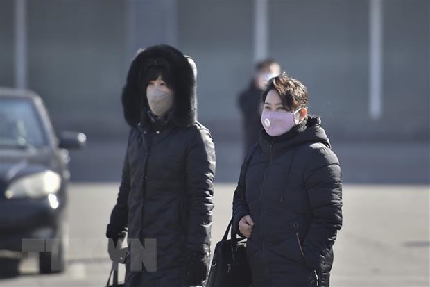 Người dân đeo khẩu trang đề phòng lây nhiễm COVID-19 tại Bình Nhưỡng, Triều Tiên ngày 6-2-2020. (Ảnh: AFP/TTXVN)
