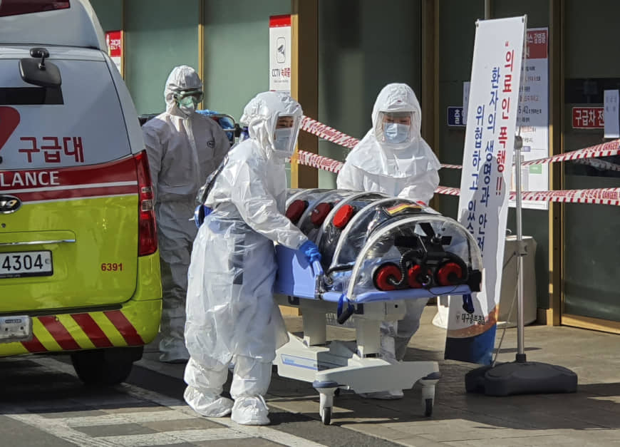 Nhân viên y tế đưa bệnh nhân nghi nhiễm virus Corona chủng mới vào Bệnh viện trường Đại học Quốc gia Kyungpook ở Daegu, Hàn Quốc ngày 19-2. Ảnh: Yonhap 