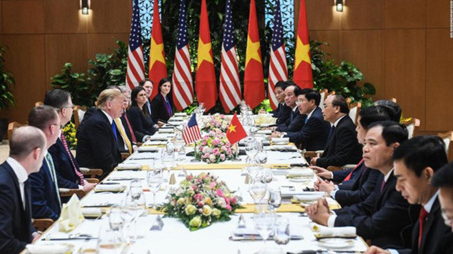 Tiệc trưa do Thủ tướng Nguyễn Xuân Phúc chiêu đãi Tổng thống Donald Trump và phái đoàn Mỹ ngày 27-2-2019.  Ảnh: CNN (dẫn theo giaoducthoidai.vn)
