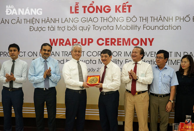 Phó Chủ tịch Thường trực UBND thành phố Đặng Việt Dũng trao quà lưu niệm cho ông Shin Aoyama, Giám đốc điều hành, Tổng Thư ký Quỹ Toyota Mobility. Ảnh: KHANG NINH