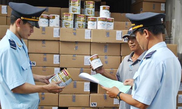 Customs officials checks a batch of goods (Photo: moit.gov.vn)