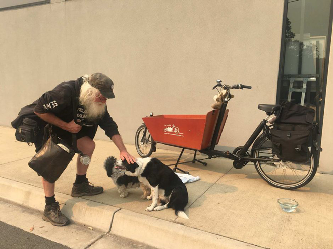 Ông Donald Ashby mất nhà và đang sống trong khối nhà chung. Ông thường dùng chiếc xe đạp này để có thể vận chuyển hai con chó yêu quý của mình đi quanh thị trấn.