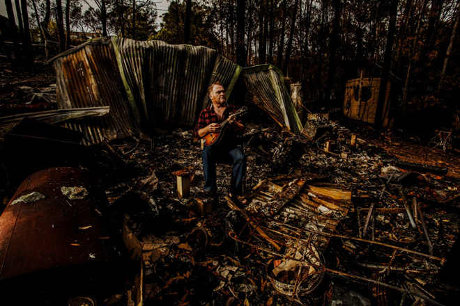 Đám cháy rừng xé nát thị trấn Mallacoota, cư dân Robert Fitzclarence mất xưởng làm việc của mình trong đám cháy. Ông nói: “Nỗi sợ hãi không phải là cách sống của người Úc”.