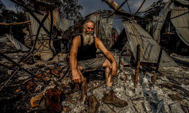 Đám cháy rừng xé nát thị trấn Mallacoota, cư dân Robert Fitzclarence mất xưởng làm việc của mình trong đám cháy. Ông nói: “Nỗi sợ hãi không phải là cách sống của người Úc”.