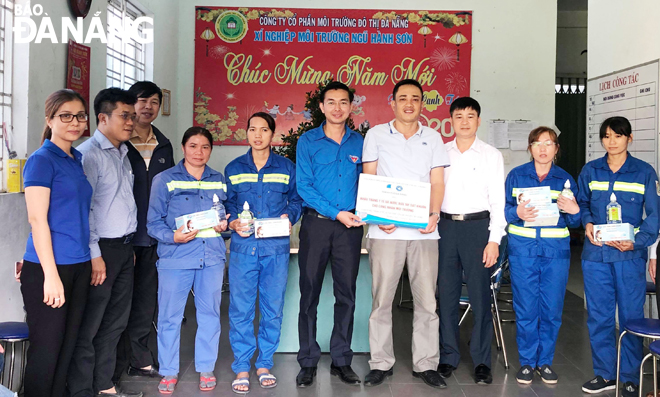 Đại diện Thành Đoàn trao tặng khẩu trang miễn phí cho công nhân Xí nghiệp Môi trường Ngũ Hành Sơn. (Ảnh từ facebook nhân vật)