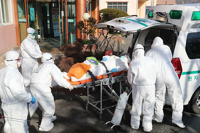 Nhân viên y tế đưa một trường hợp mắc COVID-19 vào viện. Ảnh: Reuters