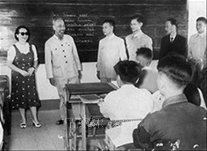 Chủ tịch Hồ Chí Minh đến thăm Đại học Y (năm 1955). Ảnh: Tư liệu/TTXVN phát