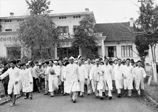 Chủ tịch Hồ Chí Minh thăm Bệnh viện Bạch Mai (Hà Nội). Ảnh: TTXVN