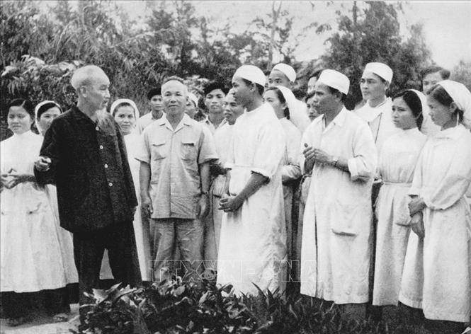 Thăm Bệnh xá Vân Đình (Hà Tây cũ) ngày 20-4-1963, Chủ tịch Hồ Chí Minh căn dặn cán bộ bệnh xá thực hiện “Lương y như từ mẫu”. Ảnh: Tư liệu TTXVN