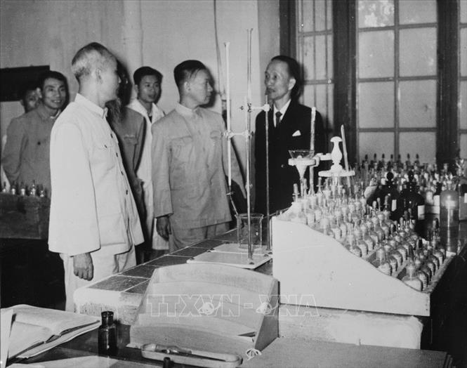 Chủ tịch Hồ Chí Minh thăm phòng thí nghiệm trường Đại học Y Dược Hà Nội (14-1-1963). Ảnh: Tư liệu TTXVN