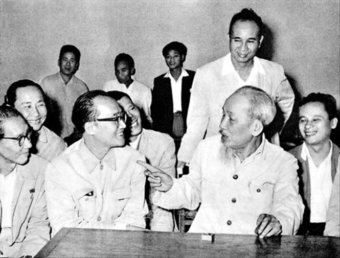 Bác Hồ nói chuyện thân mật với GS, bác sĩ Trần Hữu Tước - người sáng lập và xây dựng ngành Tai - Mũi - Họng Việt Nam và các trí thức ngành y (3-1964). Ảnh: Tư liệu TTXVN