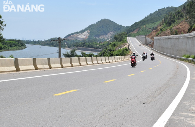 Từ đột phá xây dựng cơ sở hạ tầng, huyện Hòa Vang đã có 11 xã đạt chuẩn nông thôn mới giai đoạn 2016-2020. Trong ảnh: Tuyến đường La Sơn - Túy Loan đoạn qua xã Hòa Liên.