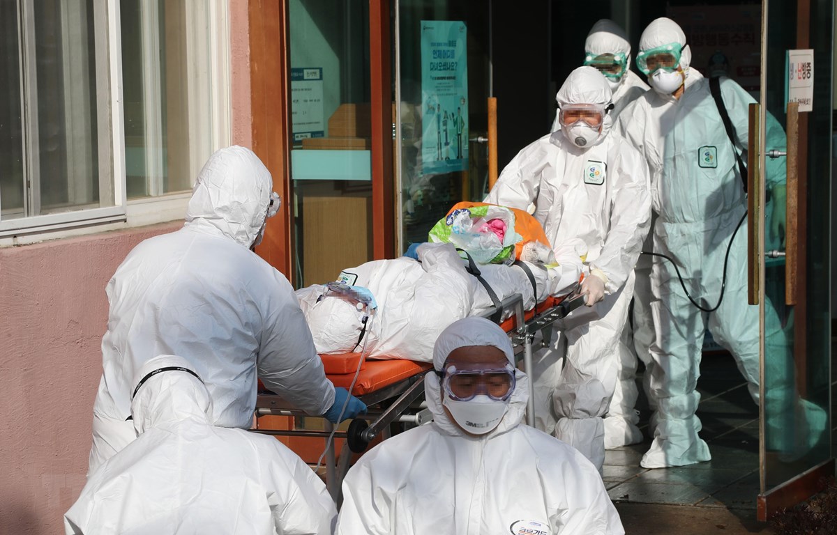 Nhân viên y tế chuyển bênh nhân nghi nhiễm COVID-19 tại Cheongdo, cách thủ đô Seoul của Hàn Quốc 320km về phía đông nam, ngày 21-2-2020. (Ảnh: Yonhap/TTXVN)