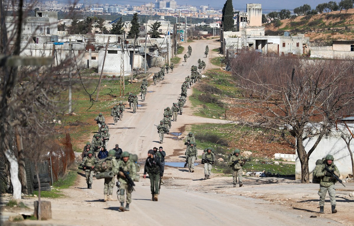 Binh sỹ Thổ Nhĩ Kỳ được triển khai tại làng Qaminas, cách thành phố Idlib của Syria 6km về phía đông nam. (Ảnh: AFP/ TTXVN)