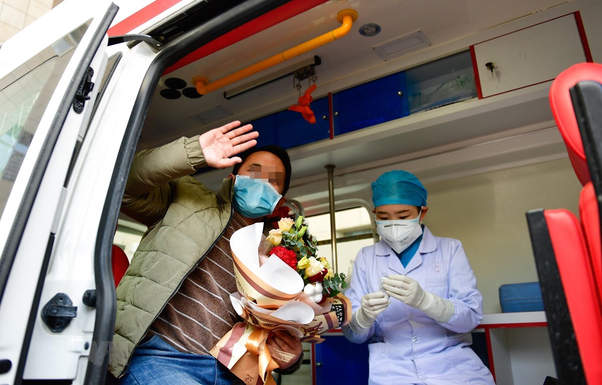 Bệnh nhân nhiễm COVID-19 xuất viện sau khi được chữa khỏi tại tỉnh Thanh Hải, Trung Quốc, ngày 21-2-2020. (Nguồn: THX/ TTXVN)