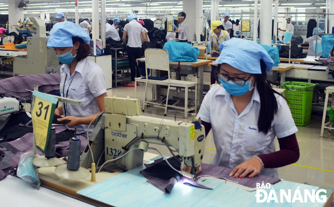 Doanh nghiệp ở Đà Nẵng luôn chủ động khắc phục khó khăn vươn lên trong sản xuất, kinh doanh. Ảnh: THU HÀ