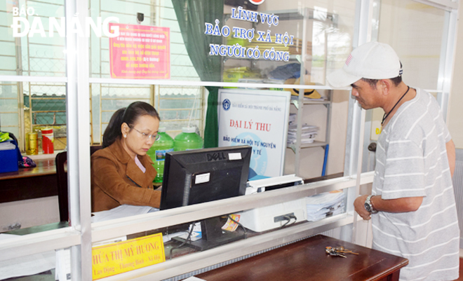 Người dân xã Hòa Nhơn đến liên hệ làm thủ tục hành chính tại Tổ một cửa của UBND xã. Ảnh: GIA HUY