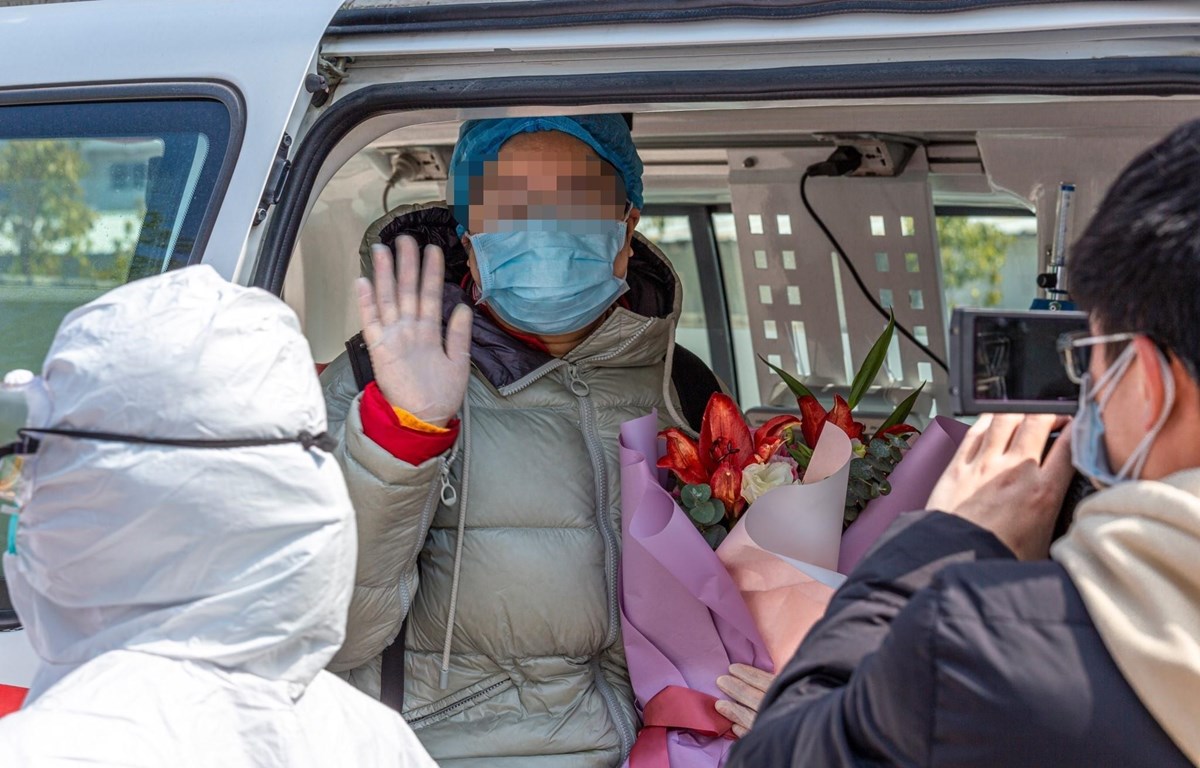 Bệnh nhân nhiễm COVID-19 xuất viện sau khi được chữa khỏi tại bệnh viện ở Bảo Sơn, tỉnh Vân Nam, Trung Quốc, ngày 22/2/2020. (Ảnh: THX/TTXVN)