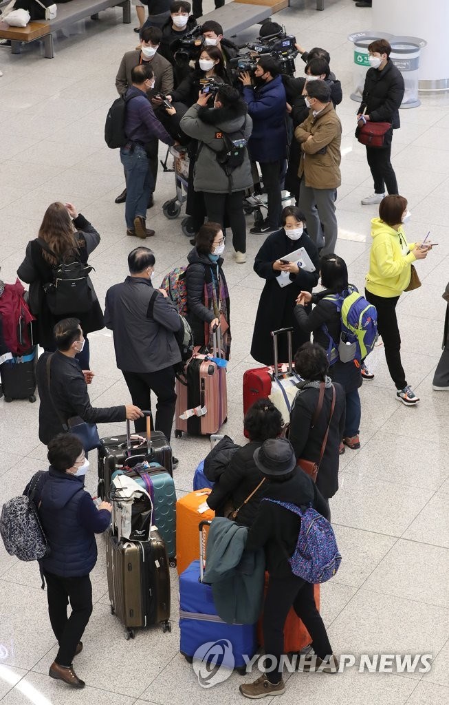Hành khách tại sân bay quốc tế Incheon sau lệnh cấm du khách Hàn Quốc nhập cảnh của Israel. (Nguồn: Yonhap)