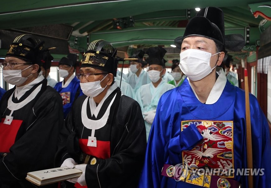 Các bậc cao niên trong trang phục truyền thống và đeo khẩu trang tham dự nghi lễ Seokjeon cho đạo Khổng tại Gangneung Hyanggyo. (Nguồn: Yonhap)