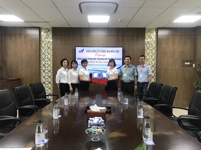 Tổng Công ty CP Dệt may Hòa Thọ trao tặng khẩu trang đến Công ty CP Môi trường Đô thị Đà Nẵng.