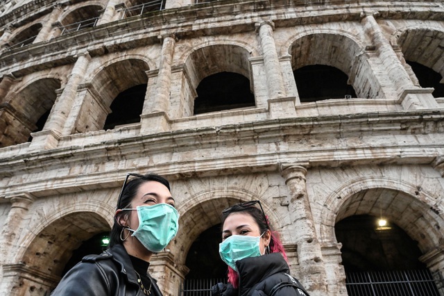Du khách đeo khẩu trang bên ở Rome, Italia. (Ảnh: AFP)