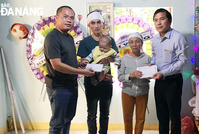 Editor-in-Chief of the DA NANG Newspaper cum Chairman of the municipal Journalists' Association Nguyen Duc Nam (right) handing cash donations to the family of ill-fated young teacher