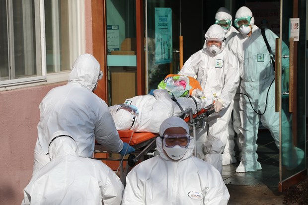 Nhân viên y tế chuyển bệnh nhân nhiễm COVID-19 tại một bệnh viện ở Cheongdo, Hàn Quốc ngày 21-2-2020. (Nguồn: Yonhap/TTXVN)
