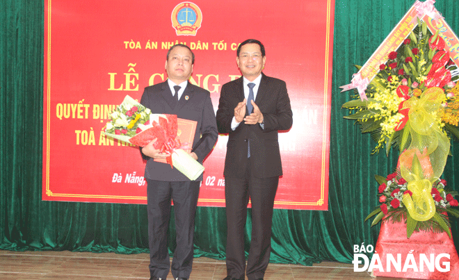 Phó Chánh TAND tối cao Nguyễn Văn Du (bên phải) trao quyết định bo