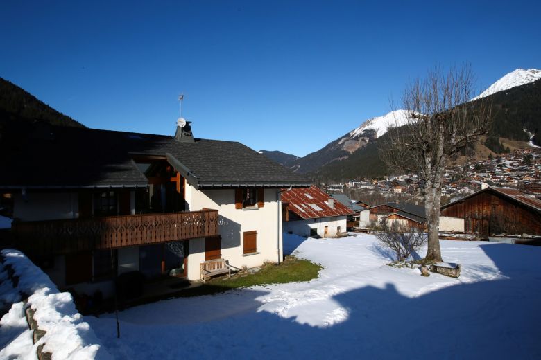 Căn nhà gỗ nơi các công dân Anh bị nhiễm virus Corona sống trong thời gian nghỉ tại khu trượt tuyết French Alpine. Ảnh: Reuters