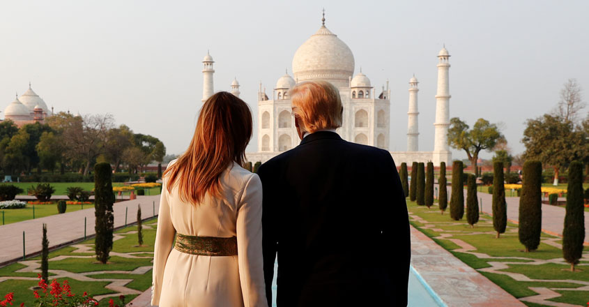 Tổng thống và Đệ nhất phu nhân Mỹ lần đầu tiên thăm đền Taj Mahal nổi tiếng của Ấn Độ. Ảnh: AFP