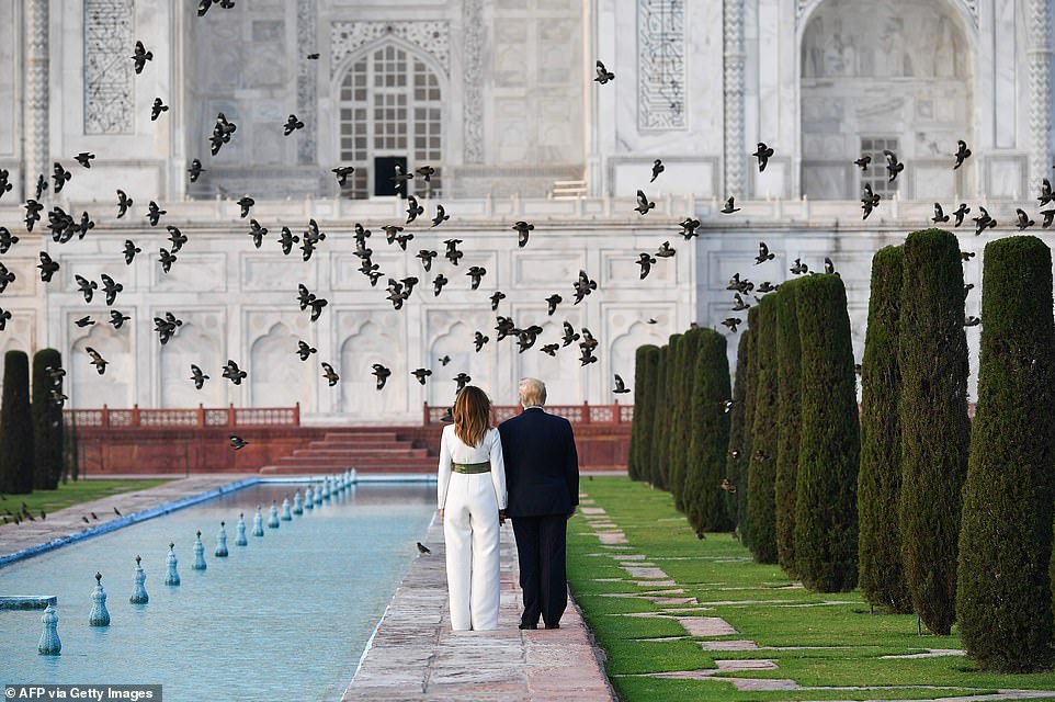 Cảnh tượng đàn chim sà cánh bay khi Tổng thống Trump và phu nhân đang tiến về phía đền. Ảnh: AFP
