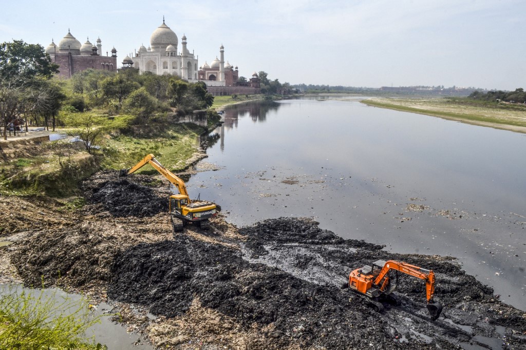 Chính quyền thành phố Agra đưa một lượng lớn nước sạch đổ vào sông Yamuna phía sau đền Taj Mahal để giảm tình trạng ô nhiễm không khí trong thời gian ông Trump tới thăm. Ảnh: AFP