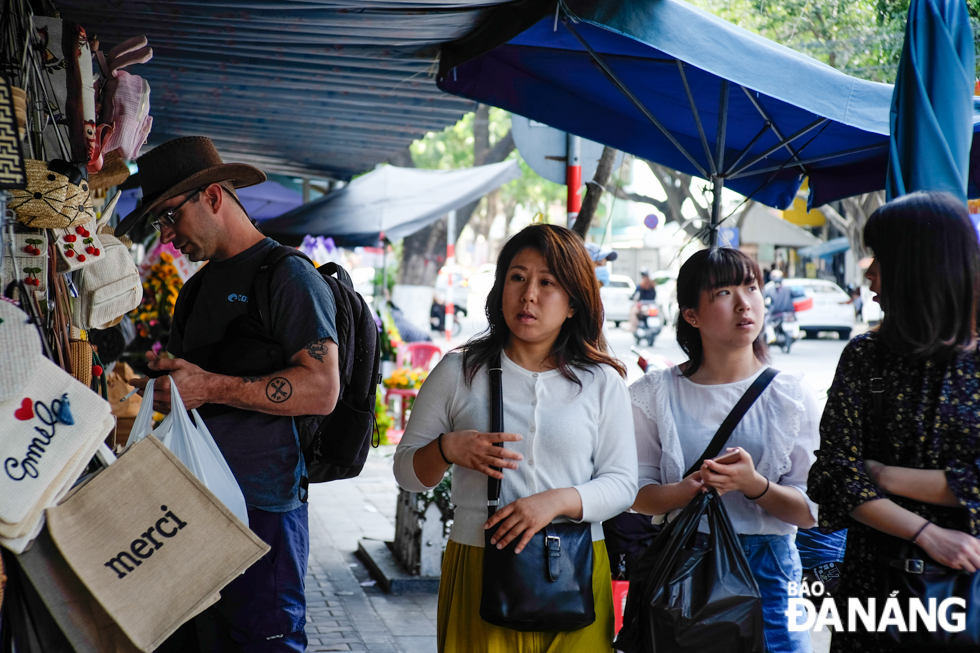 Foreigners buying souvenirs at the Han Market