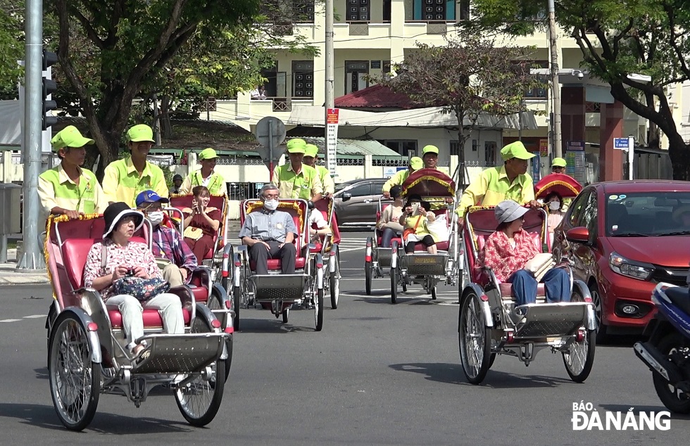 A city tour by cyclo is very attractive to foreigners