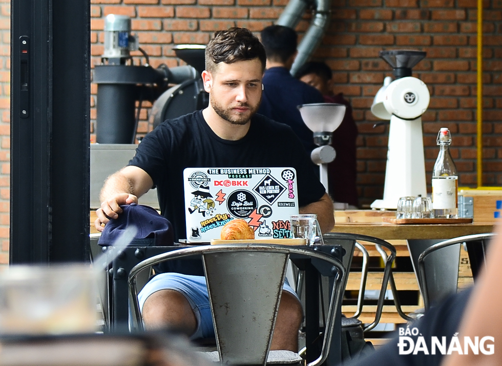 A foreigner enjoying coffee at a shop in the An Thuong Tourist Streets