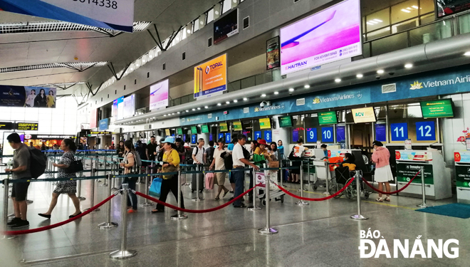 Passengers check in at Da Nang International Airport.