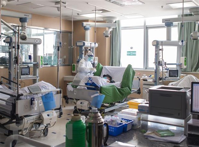 Nhân viên y tế điều trị cho bệnh nhân nhiễm COVID-19 tại bệnh viện ở Vũ Hán, tỉnh Hồ Bắc, Trung Quốc, ngày 22-2-2020. (Nguồn: THX/TTXVN)