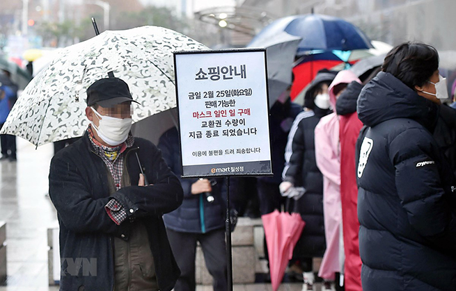 Người dân xếp hàng chờ mua khẩu trang tại Daegu, cách thủ đô Seoul của Hàn Quốc 300km. (Ảnh: THX/TTXVN)