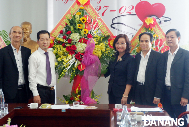 Deputy Secretary Quang (2nd left) and representatives from the municipal Department of Health 