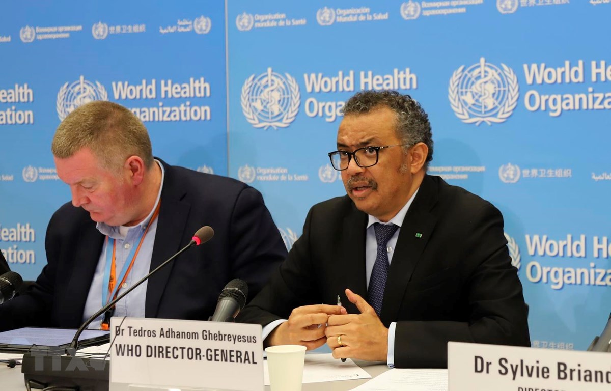 Tổng giám đốc WHO Tedros Adhanom Ghebreyesus (phải) phát biểu tại cuộc họp báo ở Geneva, Thụy Sĩ. (Ảnh: THX/TTXVN)